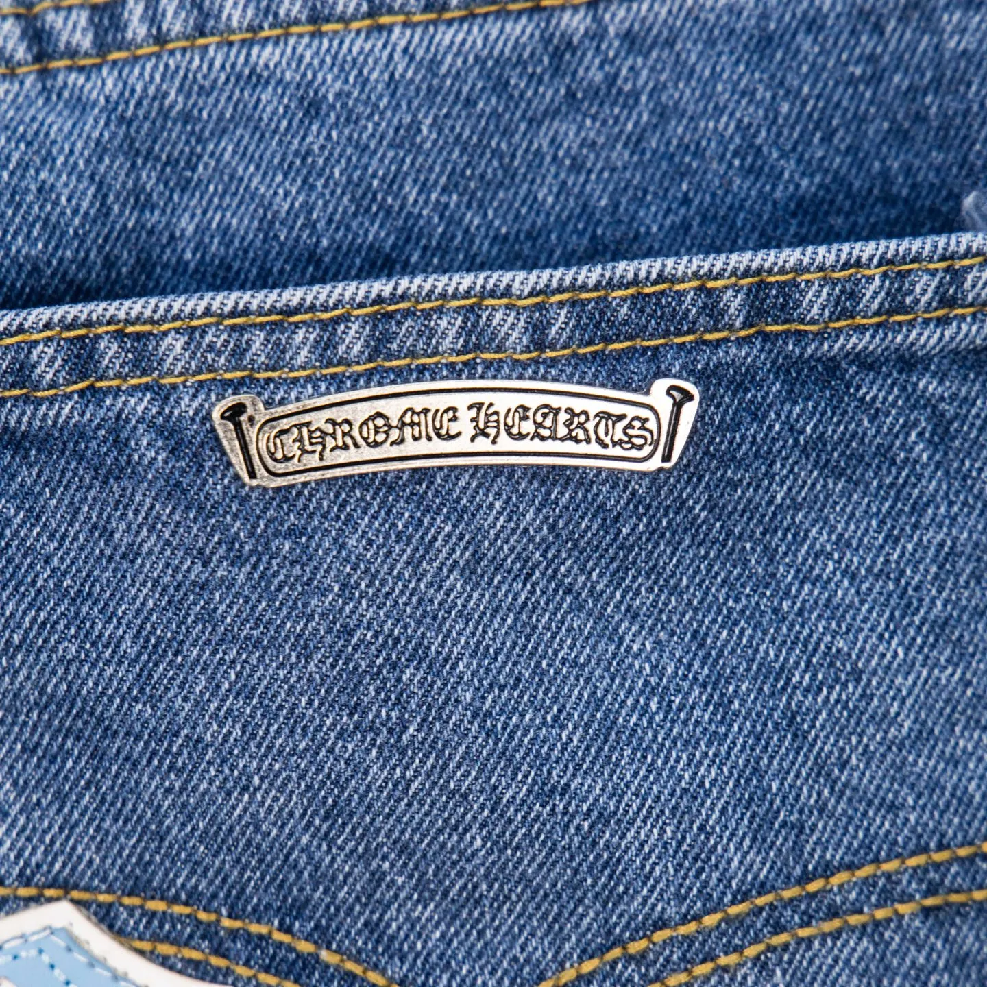 P260 Chrome Hearts light blue pants, Sanskrit blue and white patchwork leather jeans. CH jeans need to be washed and then disassembled and hand-stitched with sheepskin cross leather and then spliced ​​together. The whole piece has too many craftsmanship to explain. The patchwork cross pattern is embellished, and the high-waisted washed jeans! ! Absolutely high-end luxury products, god-level single products and super popular products, made with top heavy industry, a must-see magic weapon. Customized hardware. The fabric is thick and soft after washing. It has good breathability. Customized small leather label. Unique design. The details are simple and elegant, and the workmanship is exquisite. The entire trousers are neatly routed and the details are in place! It’s so cool that both men and women can easily control the genderless trend! Style number: 1805# Color: blue Size: 28 30 32 34